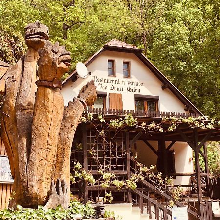 Restaurant A Penzion Pod Draci Skalou Karlštejn Buitenkant foto