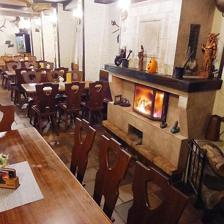 Restaurant A Penzion Pod Draci Skalou Karlštejn Buitenkant foto