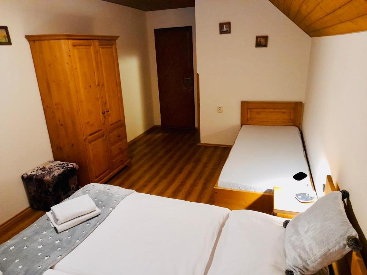 Restaurant A Penzion Pod Draci Skalou Karlštejn Buitenkant foto