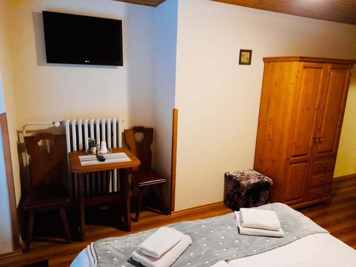 Restaurant A Penzion Pod Draci Skalou Karlštejn Buitenkant foto
