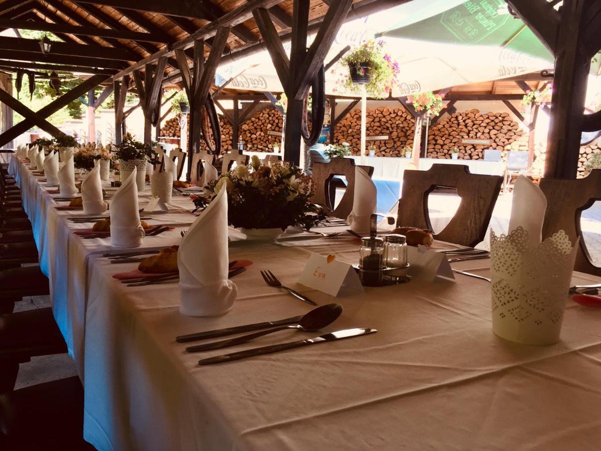 Restaurant A Penzion Pod Draci Skalou Karlštejn Buitenkant foto