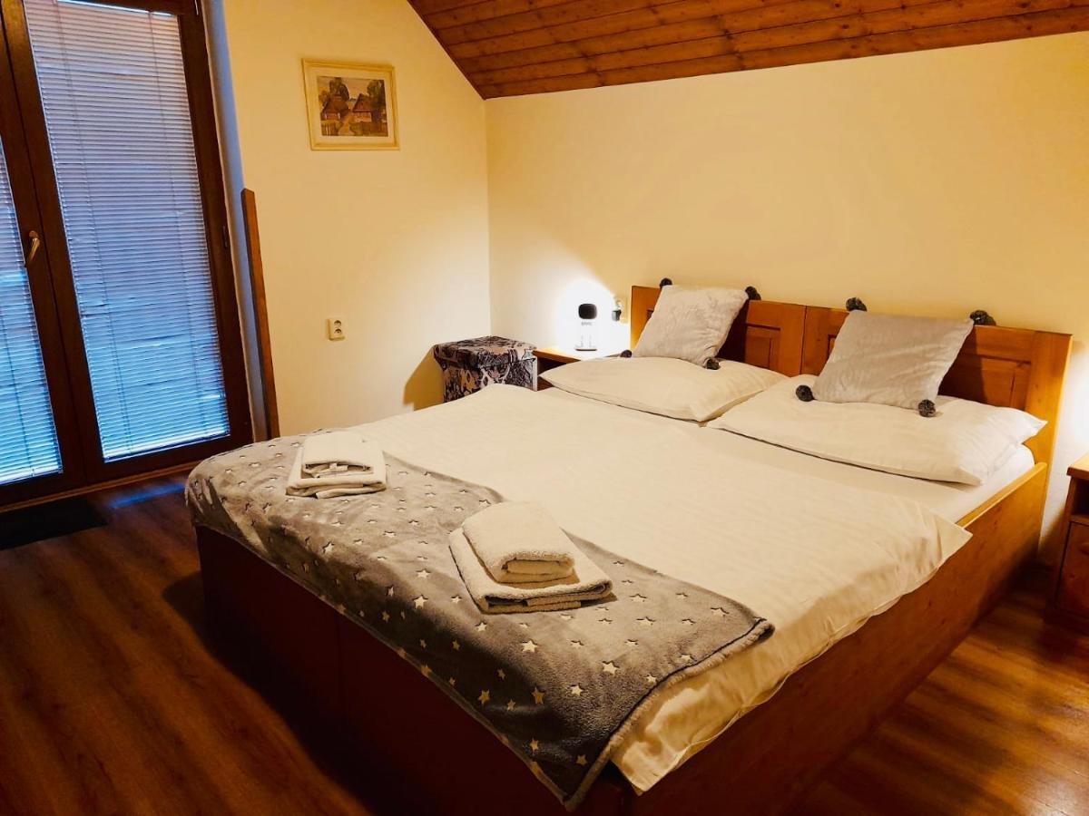 Restaurant A Penzion Pod Draci Skalou Karlštejn Buitenkant foto