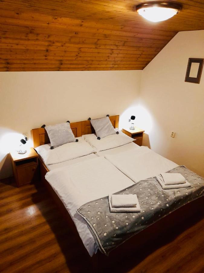 Restaurant A Penzion Pod Draci Skalou Karlštejn Buitenkant foto