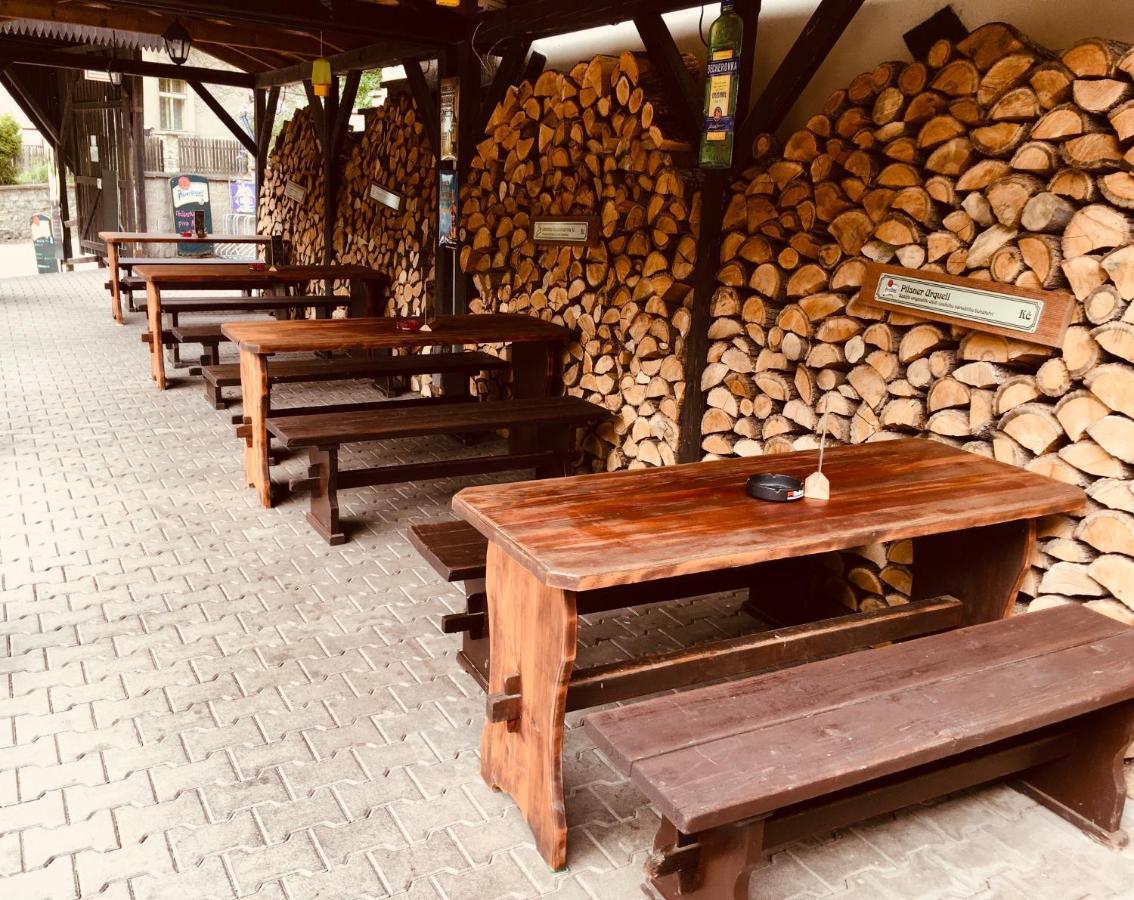 Restaurant A Penzion Pod Draci Skalou Karlštejn Buitenkant foto