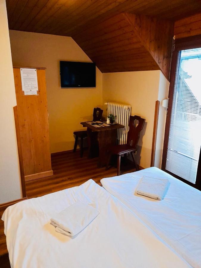 Restaurant A Penzion Pod Draci Skalou Karlštejn Buitenkant foto
